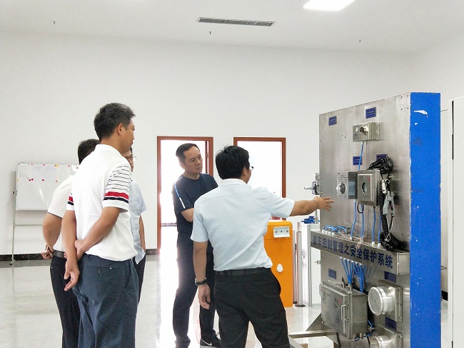 热烈欢迎山东荣信集团领导莅临星辉注册总部洽谈合作